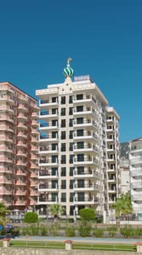 Hermosas villas con vistas aéreas con diseños blancos en construcción junto al mar