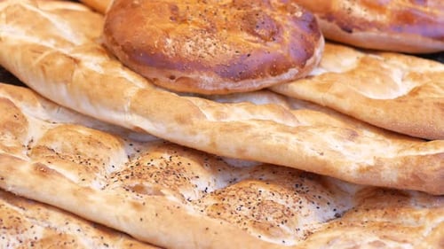 Pains frais au four sur les étagères du marché fermier d'Istanbul