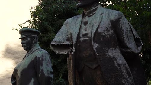 Statues poussiéreuses en ruines des dirigeants soviétiques Lénine et Staline datant de la guerre froide