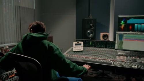 Engenheiro de áudio enérgico, produtor trabalhando em estúdio de gravação, mixando faixas no console e criador de sucessos.