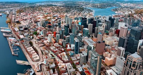 Approaching the spectacular scenery of Seattle on the waterfront of Lake Union.