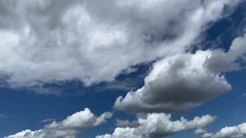 Alternando entre nuvens brancas e suaves de verão e nuvens escuras de chuva no céu, visão em time lapse