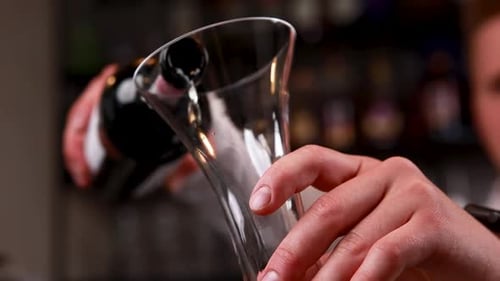 le sommelier prépare le vin dans une carafe