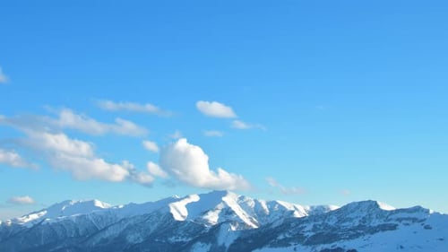 Lap de temps sur les sommets enneigés des montagnes avec ciel bleu