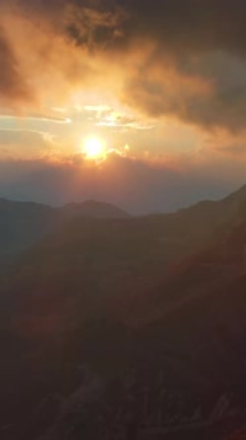 Montañas al atardecer y nubes dramáticas