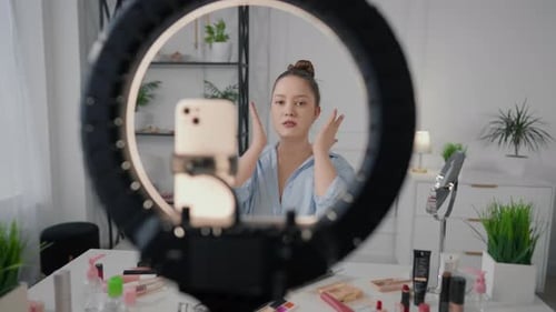 Bonita mujer caucásica mostrando maquillaje moderno en su propio rostro, tutorial, bloguera de belleza