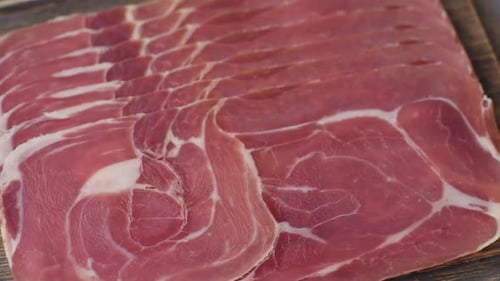 Carne, jamón, jamón o prosciutto en lonchas para la bruschetta del desayuno. Jamón, jamón o prosciutto en
lonchas