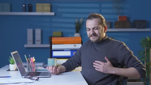 Der Mann mit einem Herzinfarkt wird krank und gerät in Panik.
