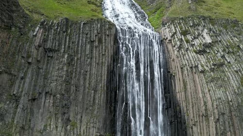 Wunderschöner Wasserfall in der Regenzeit Die Landschaft des Wasserfalls