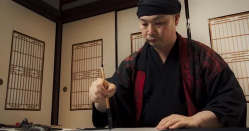 Retrato de um calígrafo japonês trabalhando em estúdio, focado no processo filosófico de expressão