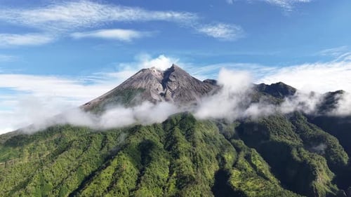 Luftaufnahme des Berges Merapi Yogyakarta, wunderschöner hellblauer Himmel, leicht bedeckt