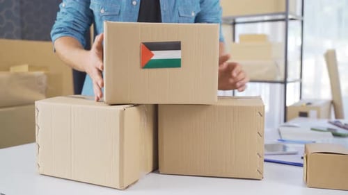 Drapeau de la Palestine sur un colis logistique.