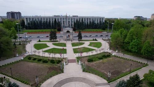 Vue aérienne panoramique par drone de l'Arc de Triomphe, place de la Grande Assemblée nationale
