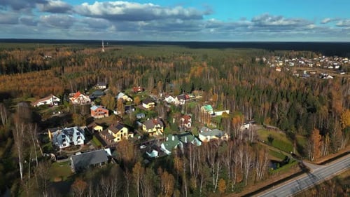 Blick auf den Wohnwald aus der Vogelperspektive eines Wohngebiets mit Grünflächen und kurvenreichen Straßen