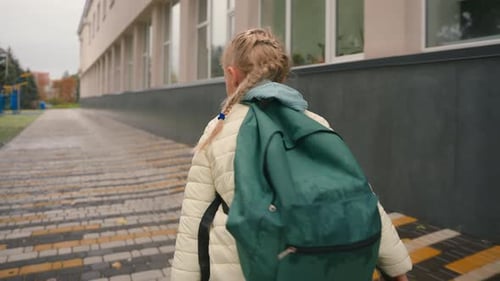 Rückansicht Kleines Mädchen Rucksack Run Sidewalk City Outside Tochter Nachwuchs Kind Kindisch