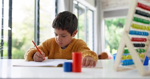 Lernen zu Hause, Matheunterricht oder Junge im Kindergarten lernen, um Wissen oder Wachstum zu entwickeln