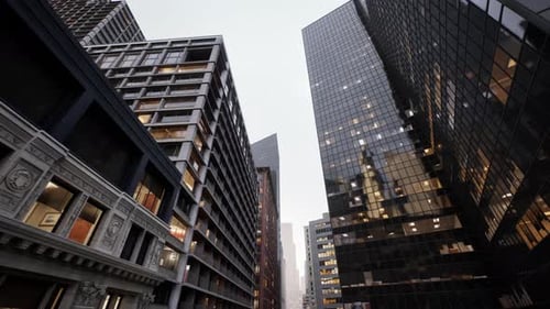 Los rascacielos brillan al amanecer Los edificios de gran altura reflejan la luz de la madrugada