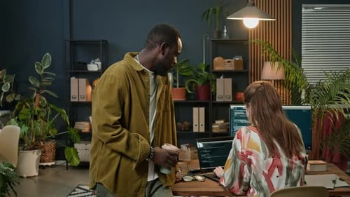 Divers développeurs travaillent sur un script de codage chez Modern Office