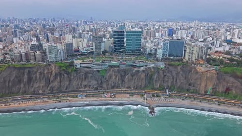 Panorámica aérea del centro comercial Larcomar y la costa en Lima, Perú