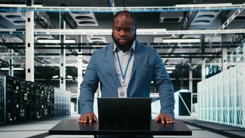 Serverfarm-Programmierer am Schreibtisch nutzt Laptop zur Optimierung der Elektronik