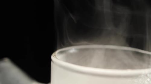 Kochendes Wasser. Dampf kondensiert an der Seite der Teekanne und steigt auf. Nahaufnahme