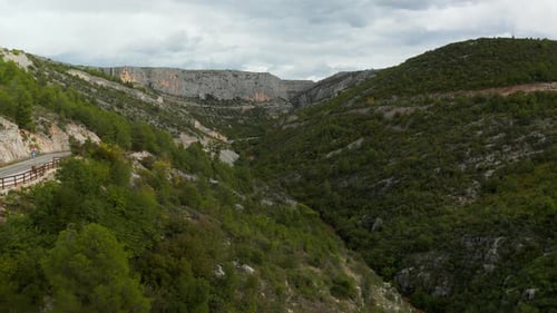 Felsige Berge in der Gegend von Sibenik