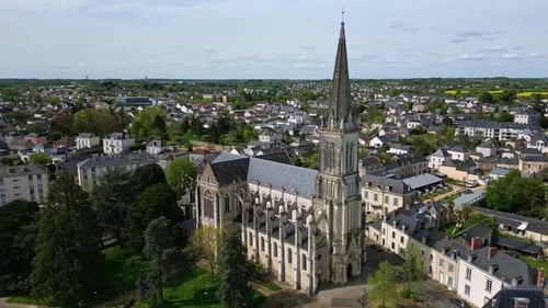 Église Saint-Rémi ou Saint-Rémy, Château-Gontier en France. Drone aérien en orbite et ciel pour la copie s