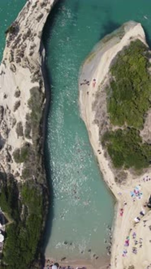 Vue aérienne du Canal d'Amour avec des nageurs, Corfou