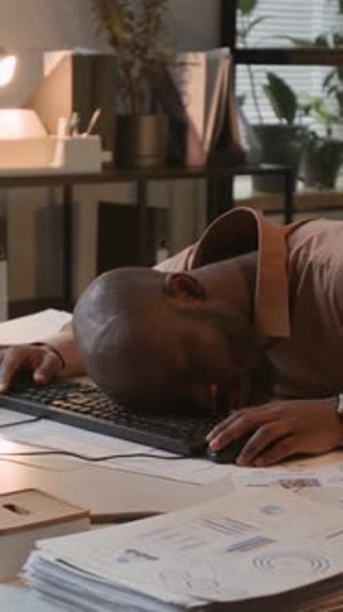 Un homme d'affaires surmené s'effondre sur le clavier