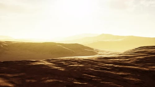 Sonnenuntergang über den Sanddünen in der Wüste