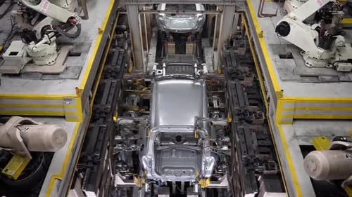 Fabrication de carrosseries dans une usine automobile.