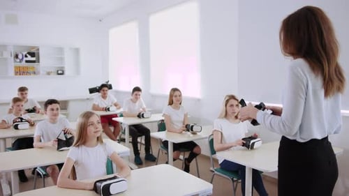 Students Use Virtual Reality Headsets in Classroom