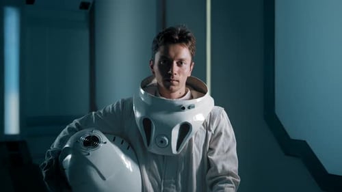 Astronaut mit einem Weltraumhelm auf einem Space Shuttle