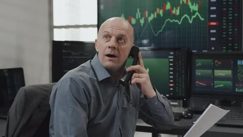 Broker exitoso que obtiene resultados de licitación