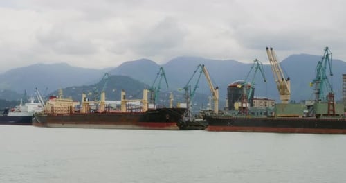 Industriefrachtschiffe, Schiffe mit Kränen zum Beladen von Containern im Seehafen