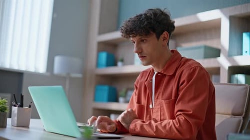 Un travailleur indépendant à succès se sent heureux de travailler sur un projet en milieu de travail en gros plan
