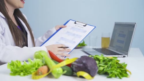 El nutricionista explica el programa de dieta saludable.