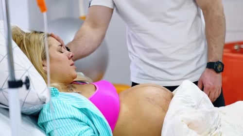 La mujer caucásica embarazada sufre contracciones.
