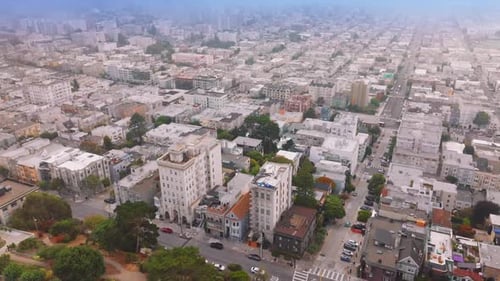 Volando más cerca de los hermosos edificios de San Francisco, California, EE. UU.