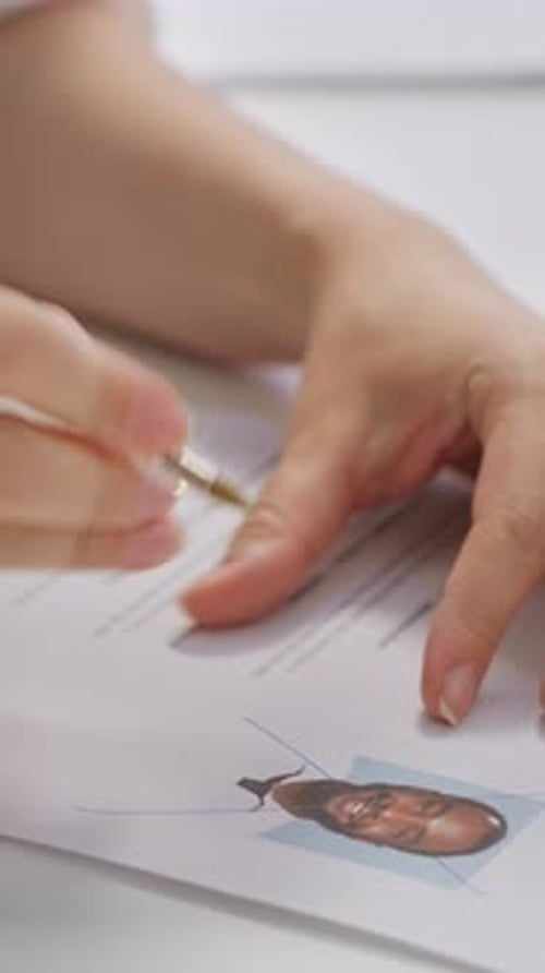 Vidéo verticale Des experts en ressources humaines rejettent des candidats en raison de leur manque de compétences et de qualifications