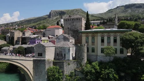 Drohnenaufnahme Die osmanische Architektur von Mostar ist eine wunderschöne Stadt in Europa, das historische Mostar br