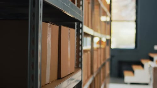 De nombreuses boîtes en carton placées sur des supports dans l'entrepôt