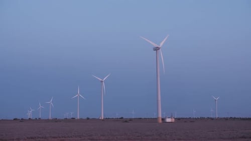 Turbines éoliennes qui tournent et produisent de l'énergie écologique verte. Parc éolien dans un paysage verdoyant.