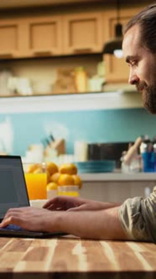 Programador de vídeo vertical para adultos que desarrolla sistemas de software de Código Web en un ordenador portátil