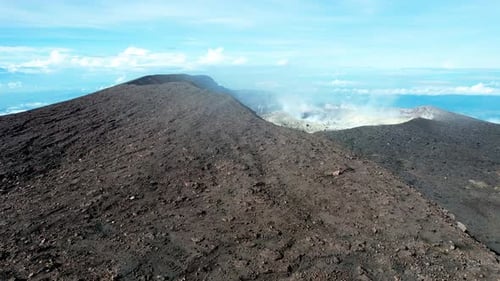Vista aérea del monte Slamet o Gunung Slamet es un estratovolcán activo