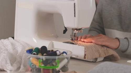 Ich arbeite an einer Nähmaschine in Bewegung