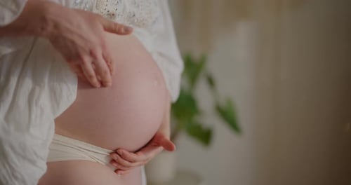 Gros plan du ventre d'une femme enceinte au neuvième mois