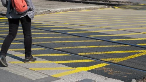 Cruce de peatones sobre rieles