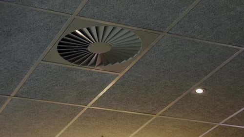 Système de ventilation de plafond dans un bureau moderne