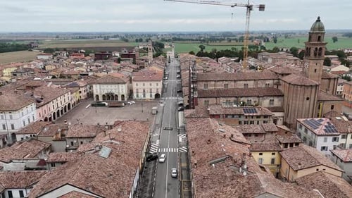 Drone panoramique capturant le charmant centre historique de Cortemaggiore (PC, Italie)
